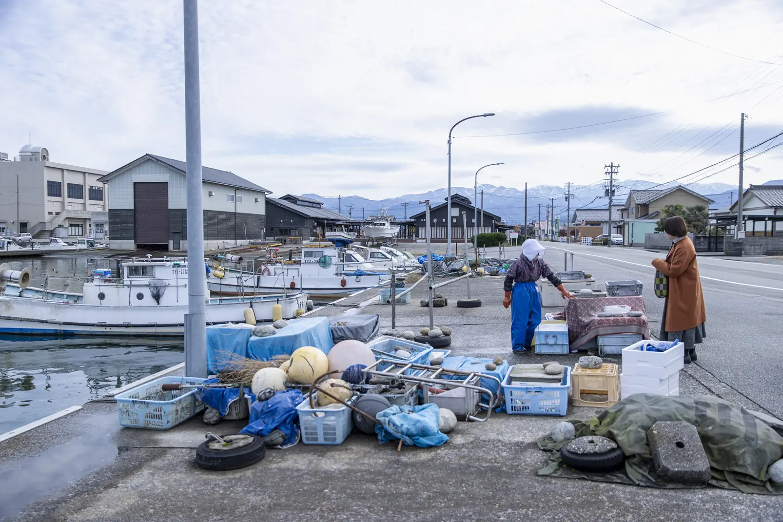 10:00 ｰ 魚の駅 生地周辺｜【暮らし】
目の前を漁船が往来する、清水の湧く港町-0