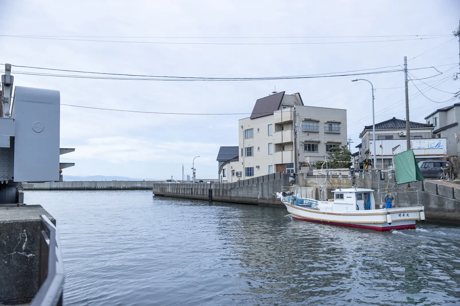 10:00 ｰ 魚の駅 生地周辺｜【暮らし】
目の前を漁船が往来する、清水の湧く港町-2