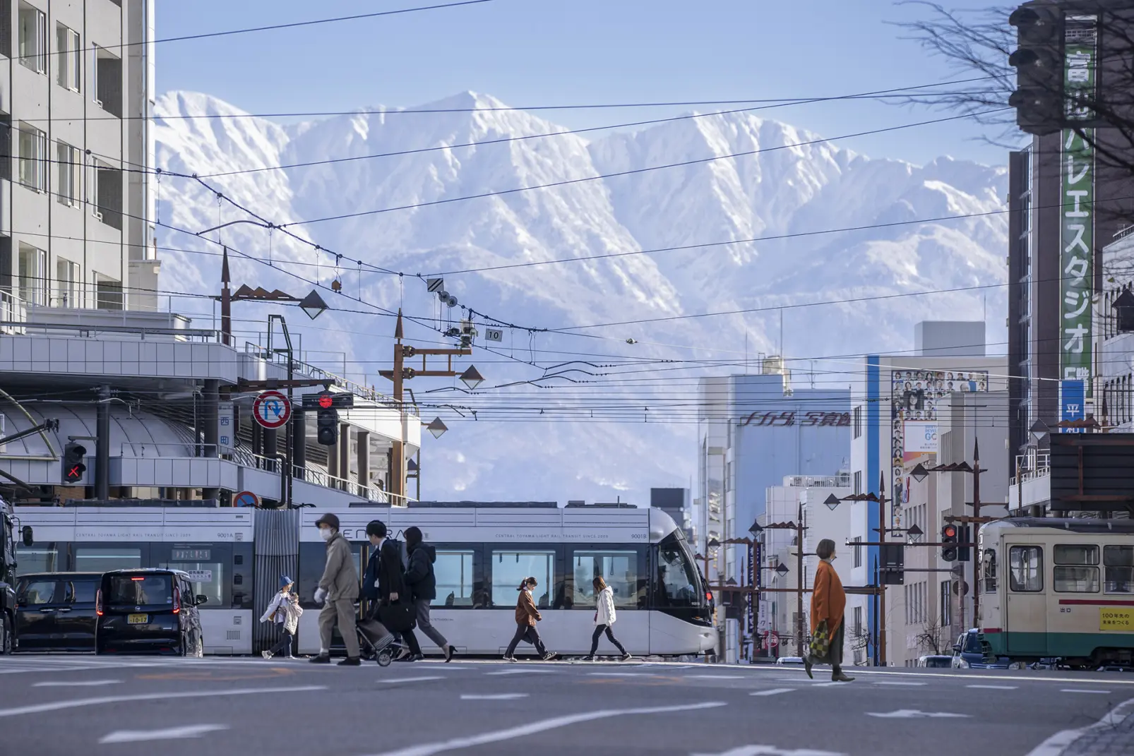 10:00 ｰ 富山市街地｜【地形】
富山市中心部から望む絶景、立山連峰に息をのむ-0