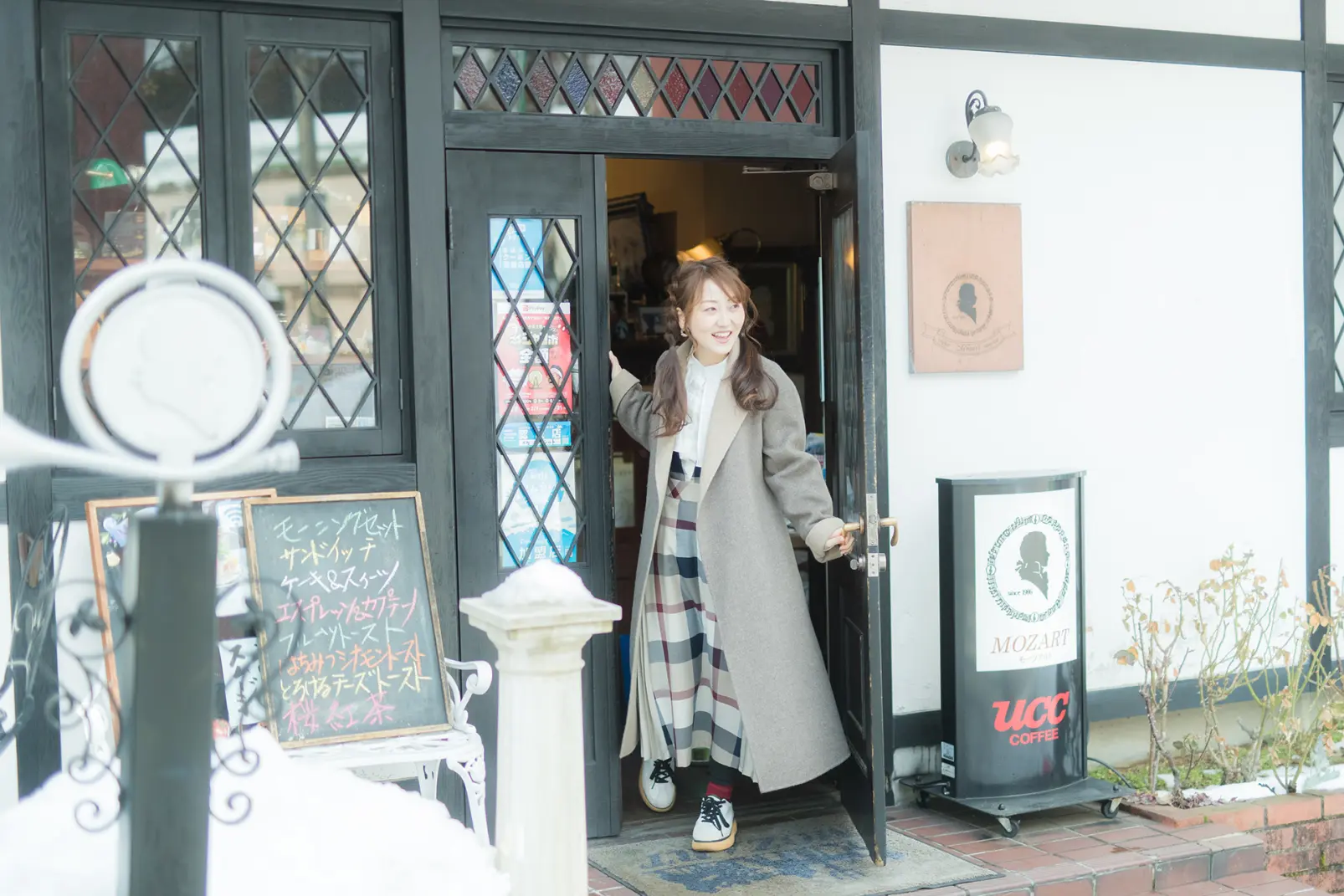 Visit a popular local coffee shop and Unazuki's classic souvenir stores-3
