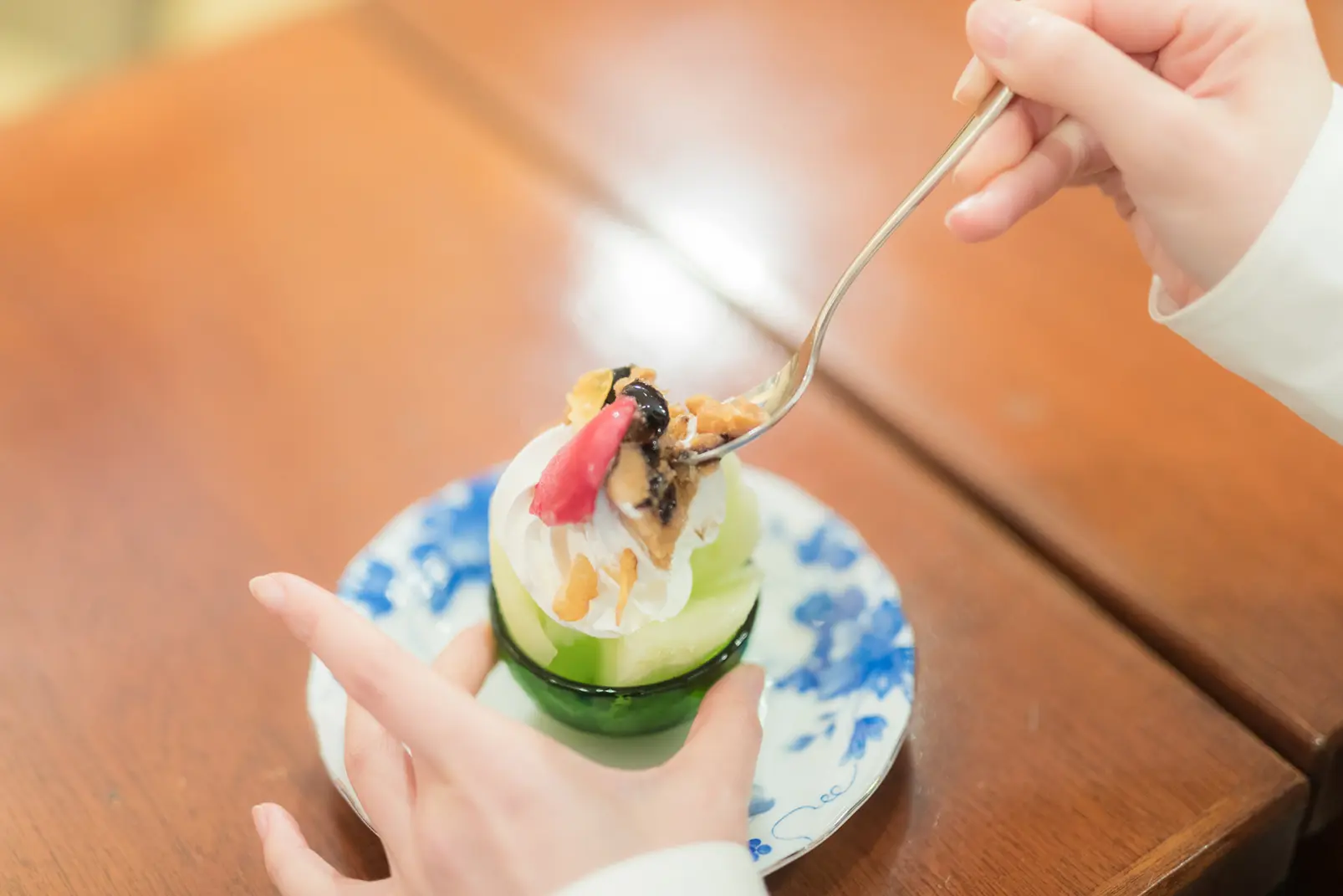 Visit a popular local coffee shop and Unazuki's classic souvenir stores-1
