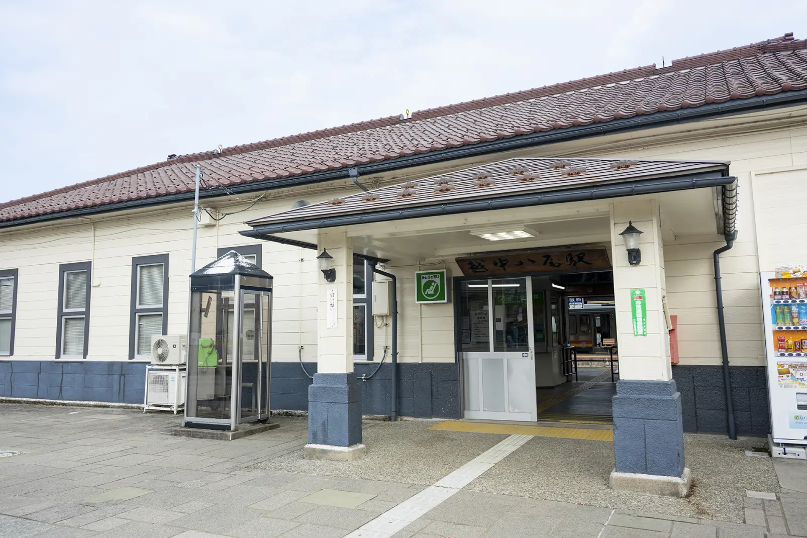途中駅の越中八尾駅で特急「ひだ」から下車-1