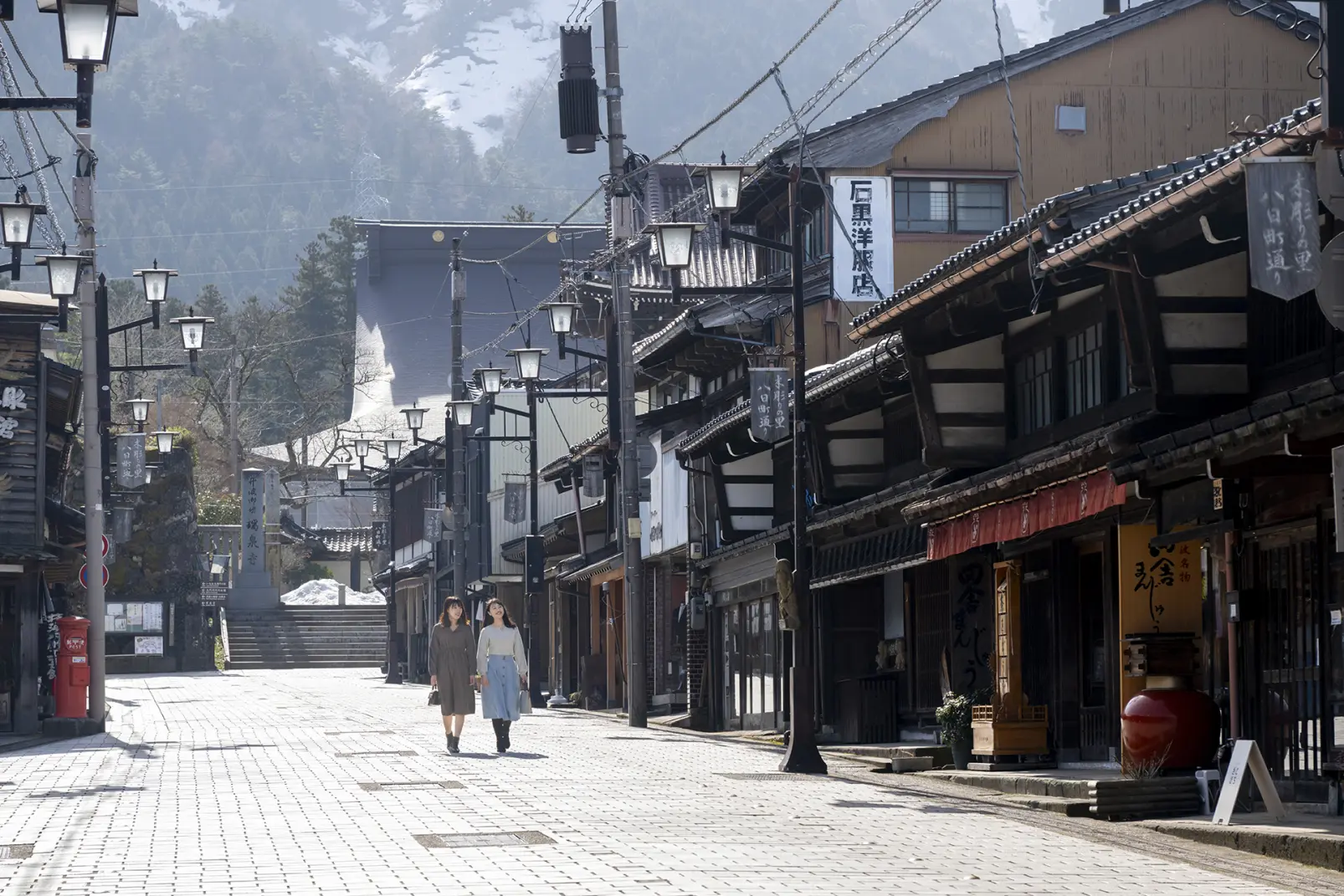 瑞泉寺の表参道、八日町通りを歩く-0