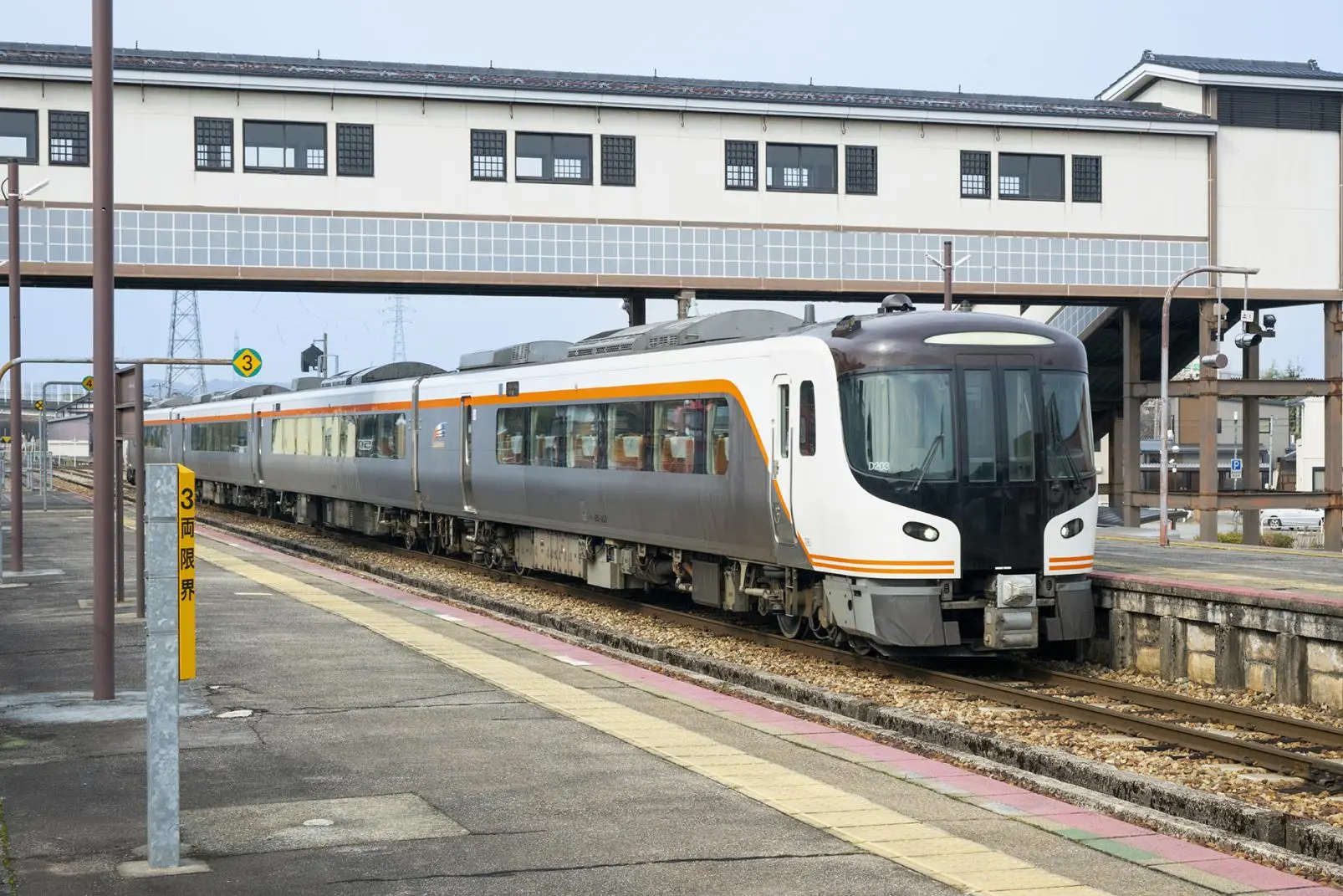 Get off the Limited Express "Hida" at the intermediate Etchu-Yatsuo Station-2