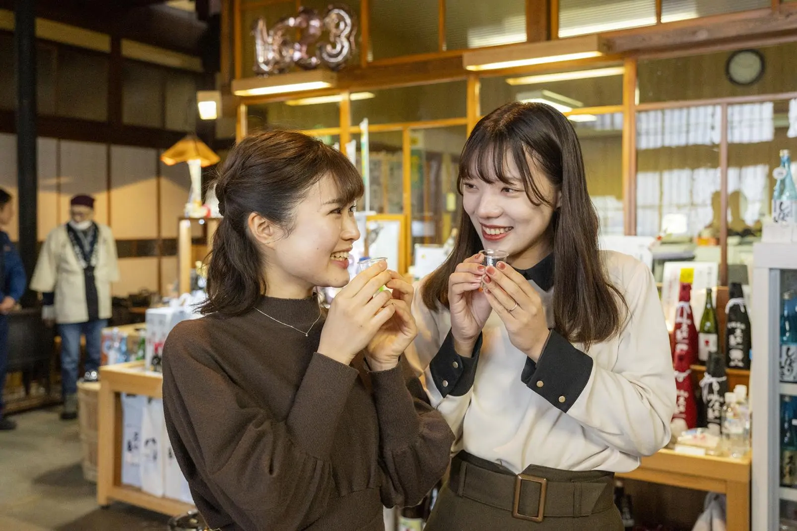 Tour the sake brewing site at the oldest brewery of the Takayama.-3
