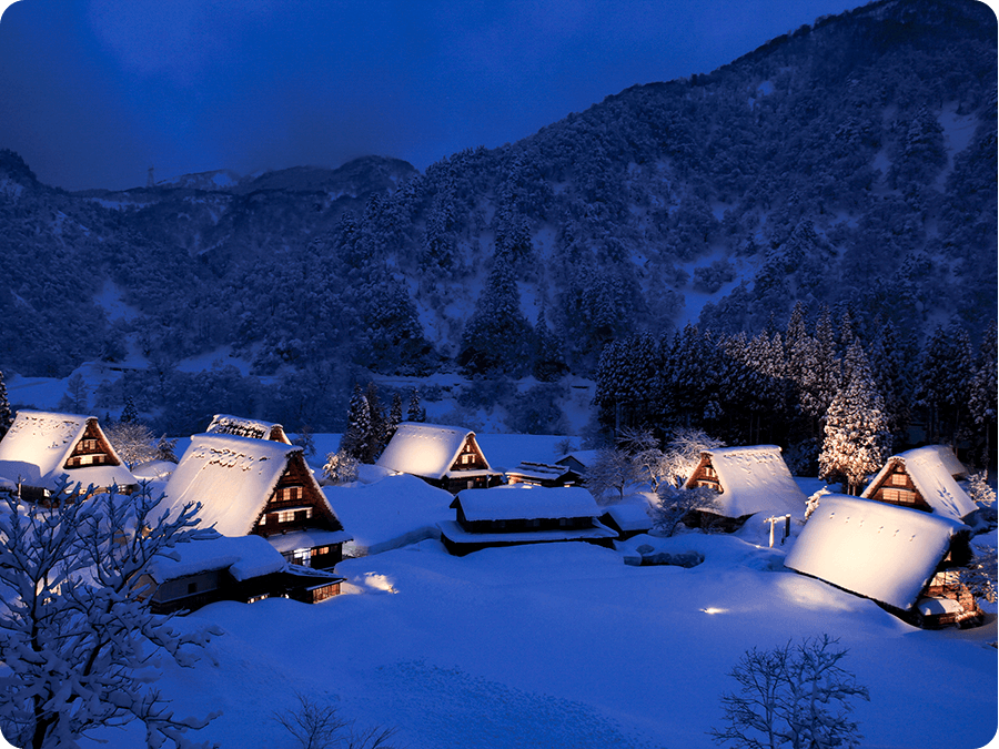 合掌造り家屋が雪にすっぽりと覆われる美しく幻想的な風景。