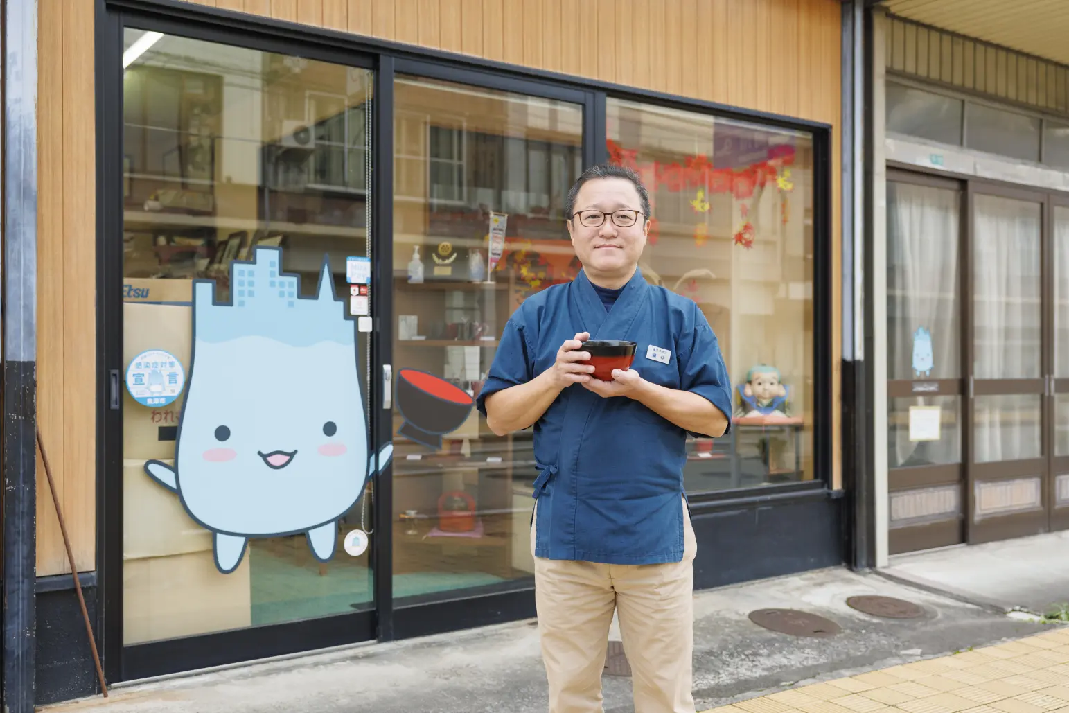 魚津漆器(うおづしっき)を受け継ぎ、使い手を育てる 『鷹休漆器店(たか