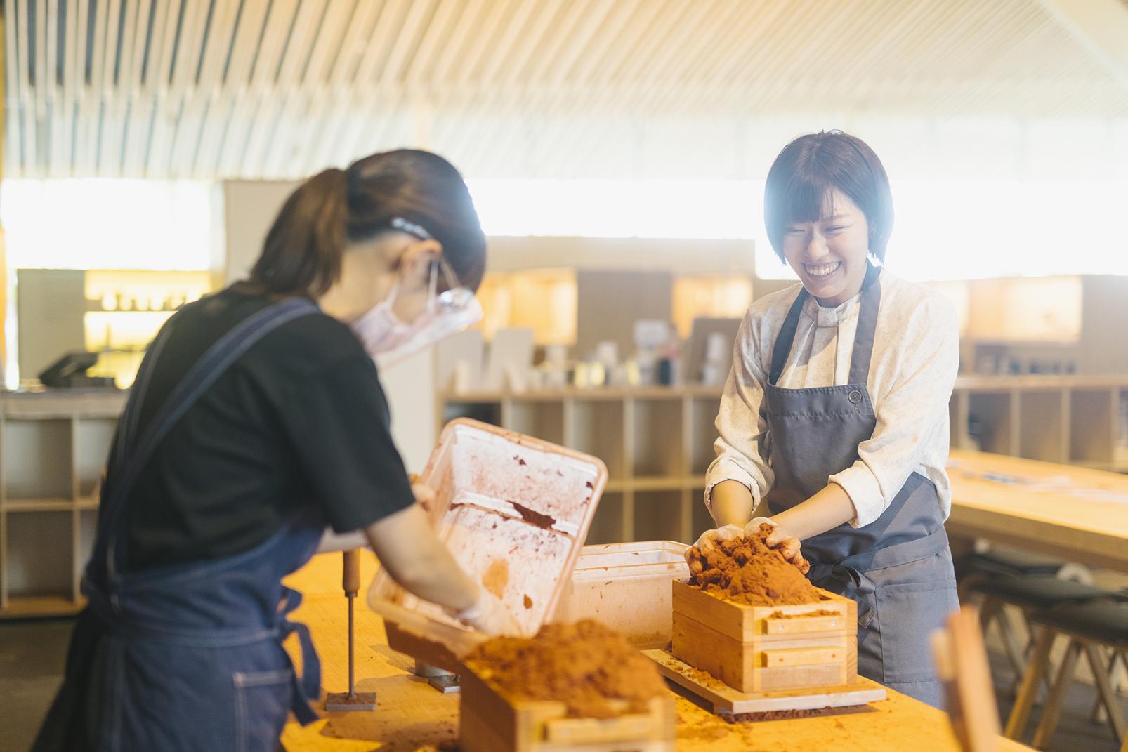 クラフトの町で高岡鋳物の製作体験。「能作」で錫100％のぐい呑づくりと工場見学(富山県高岡市)-1