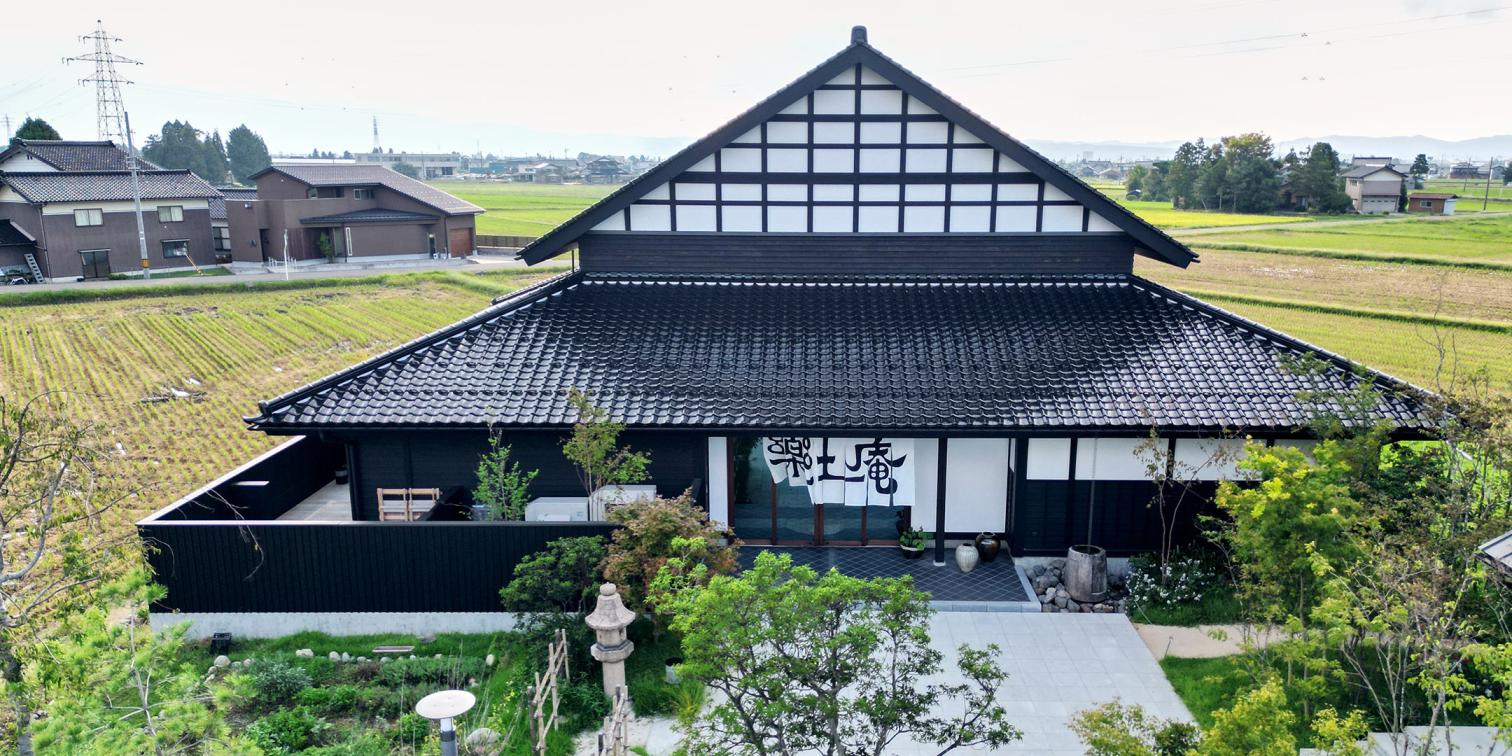 散居村の美しい景観とともに“土徳”を伝えるアートホテル〈楽土庵〉-1