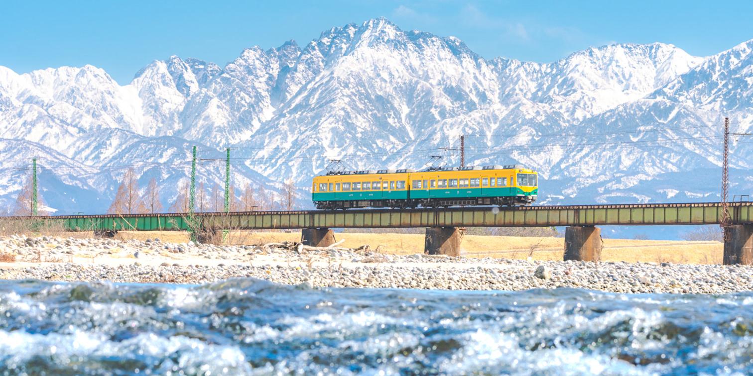 雪の立山連峰とレトロな電車、冬の花火。イナガキヤストが切り取る「富山の冬にある躍動的な瞬間」-1