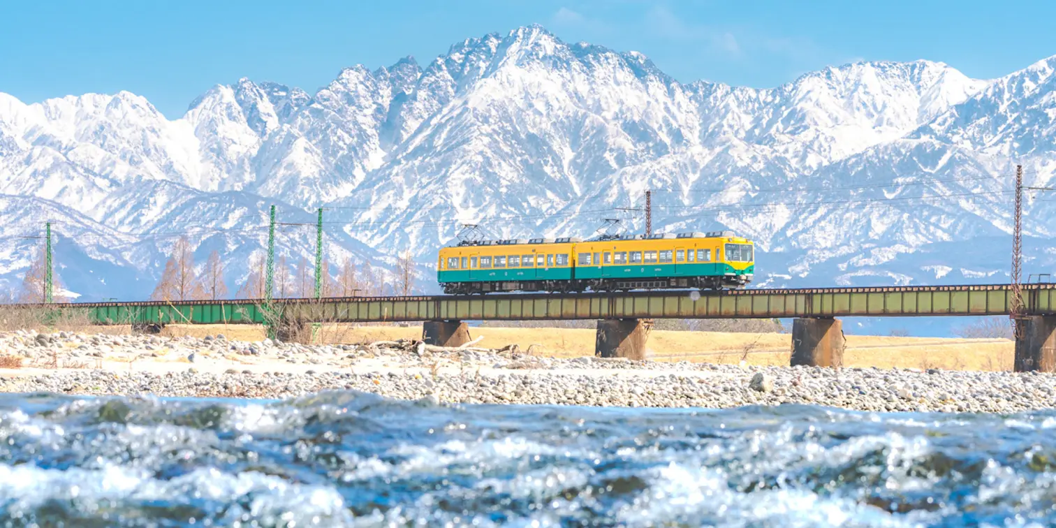 雪の立山連峰とレトロな電車、冬の花火。イナガキヤストが切り取る「富山の冬にある躍動的な瞬間」-1