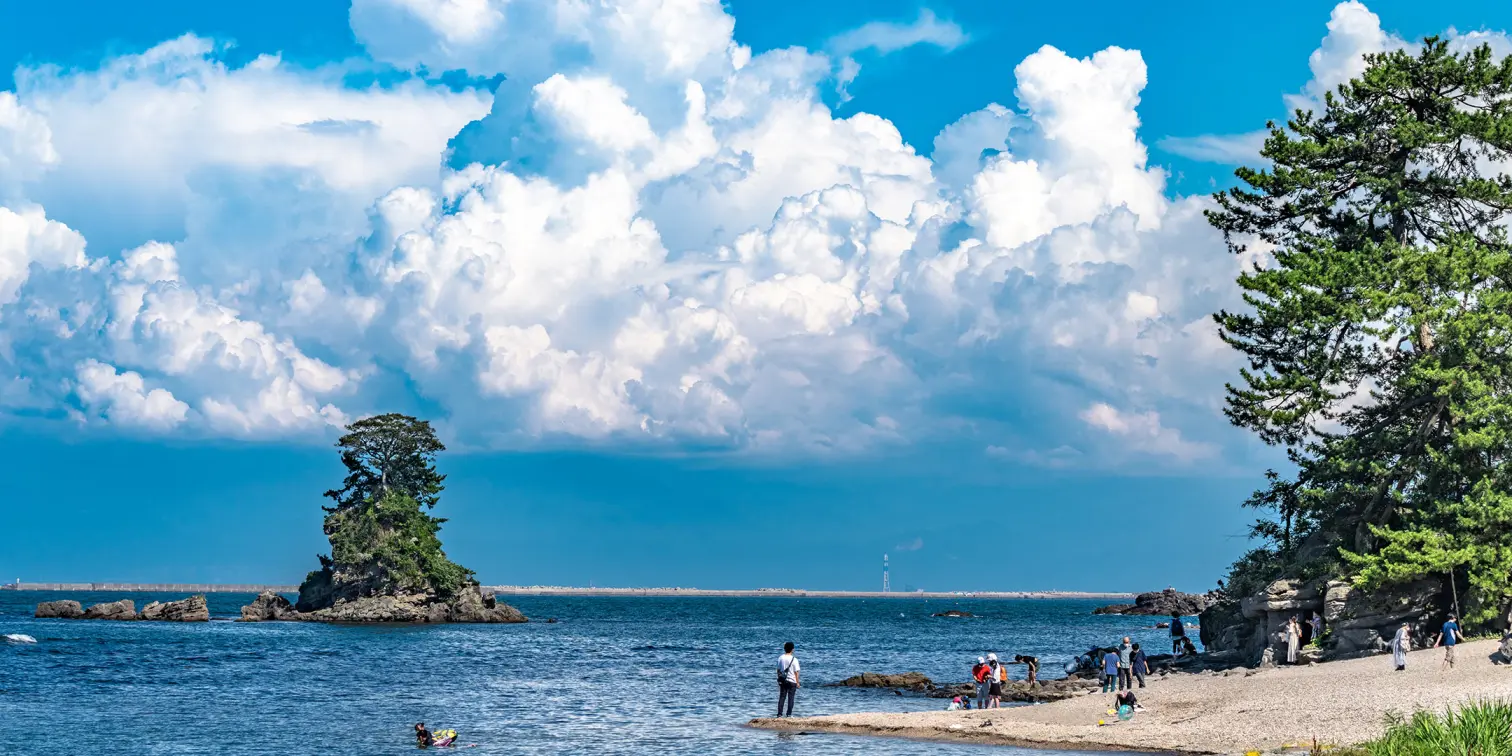 澄んだ海や入道雲、緑に覆われた渓谷。イナガキヤストの「心に刻みたくなる夏の絶景」-1