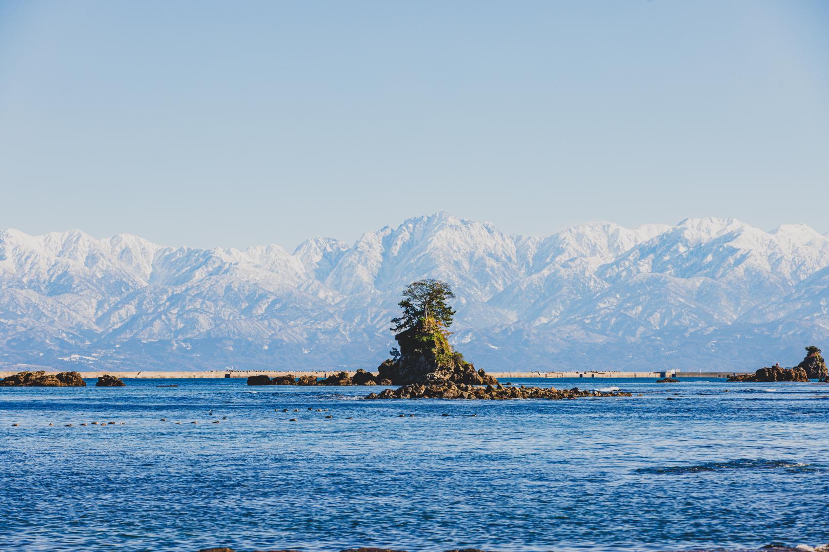 【絶景】雨晴海岸で富山湾越しの立山連峰を撮る！写真スポットと気嵐も解説-1