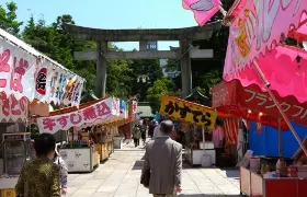 神社前には多くの露店が立ち並びます