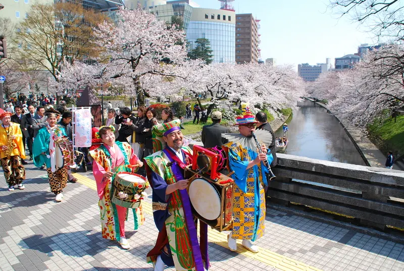チンドンマンが富山に春を運んできてくれます・・・