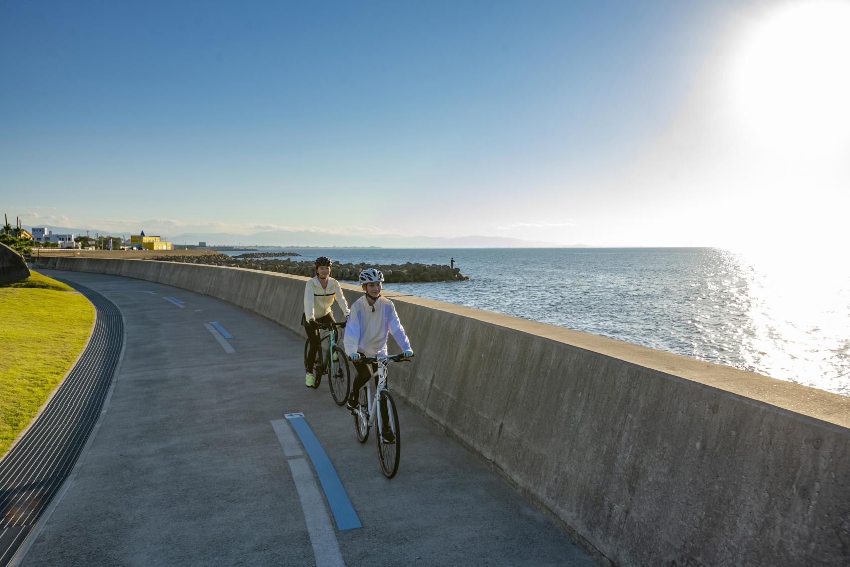 広大な富山湾から吹かれるさわやかな潮風を感じながら、サイクリングを楽しもう‼