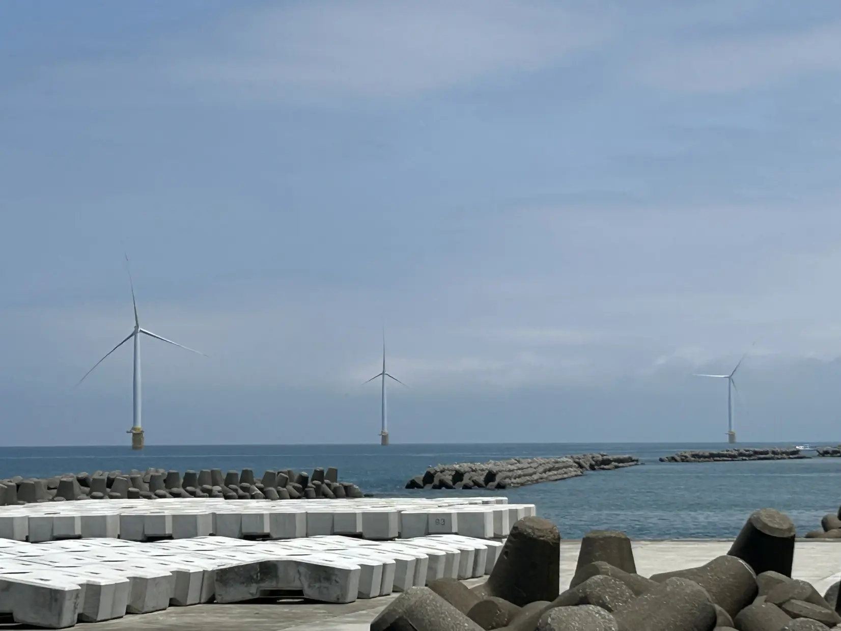 入善洋上風力発電見学・休憩所-1