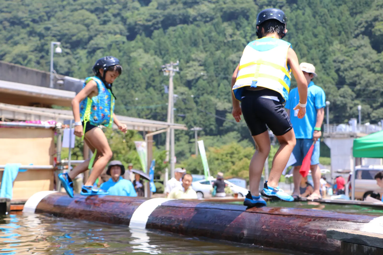 子ども達に大人気な流木乗り体験会！