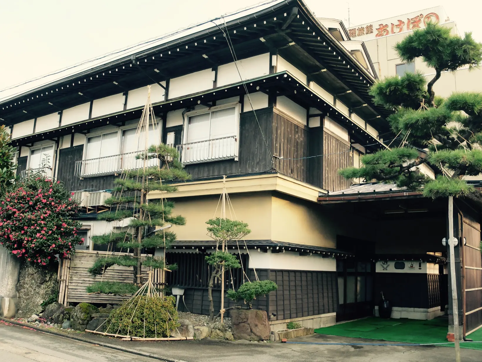 朝日町の中心地にある宿
