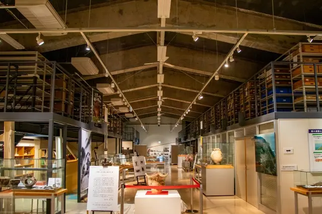 朝日町の遺跡から出土した土器や石器などの埋蔵文化財と地域資料の博物館