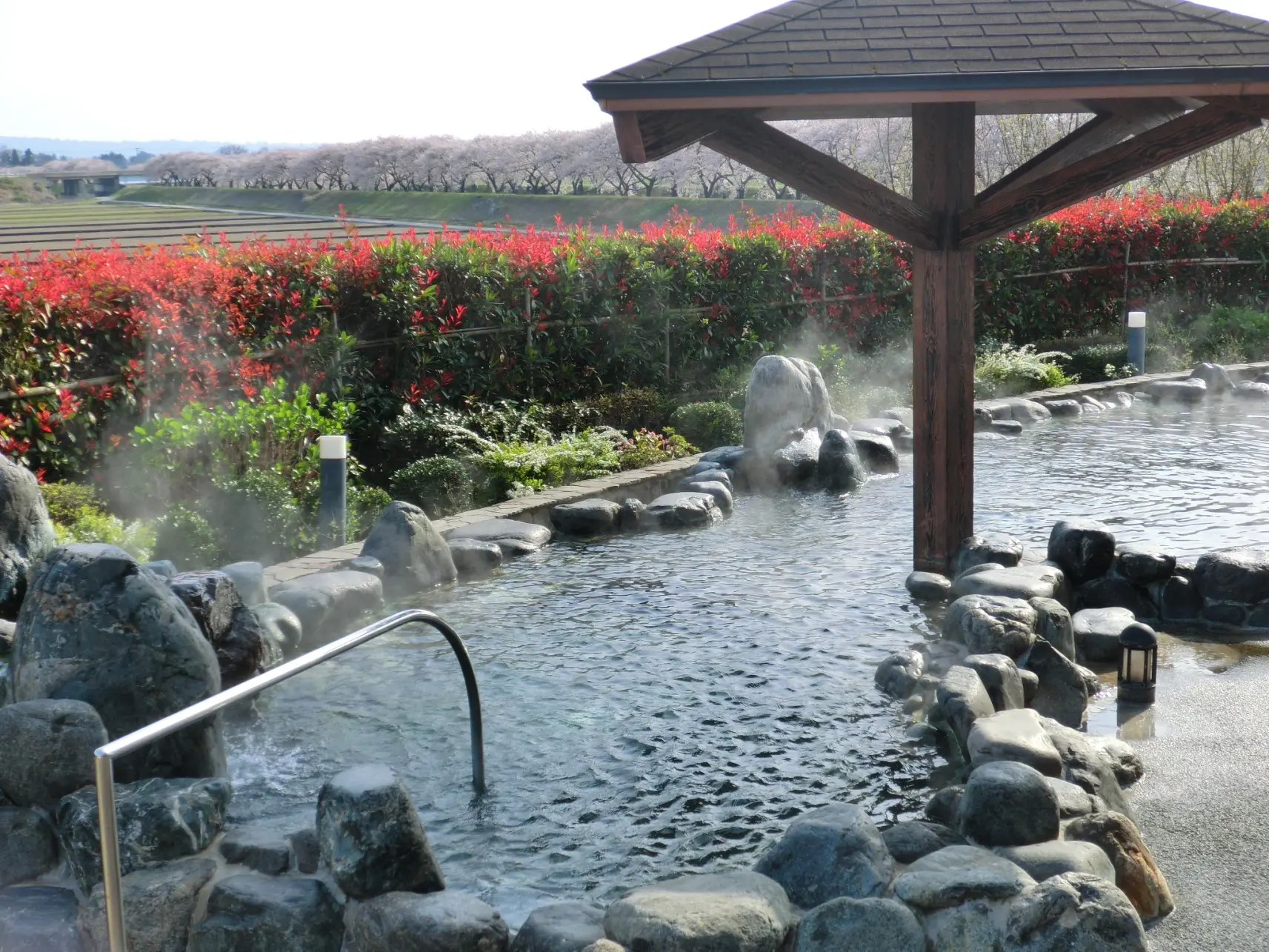 大浴場と春はお花見露天風呂を楽しめます