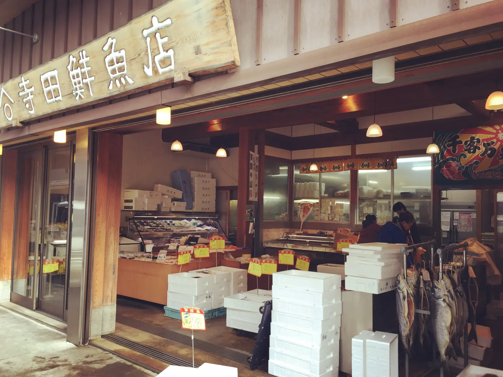 鮮度抜群！種類豊富な鮮魚が並びます
