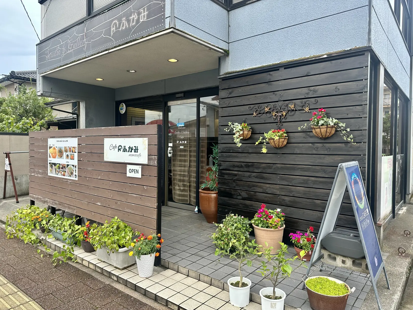 花々が飾られて華やかなお店の入口
