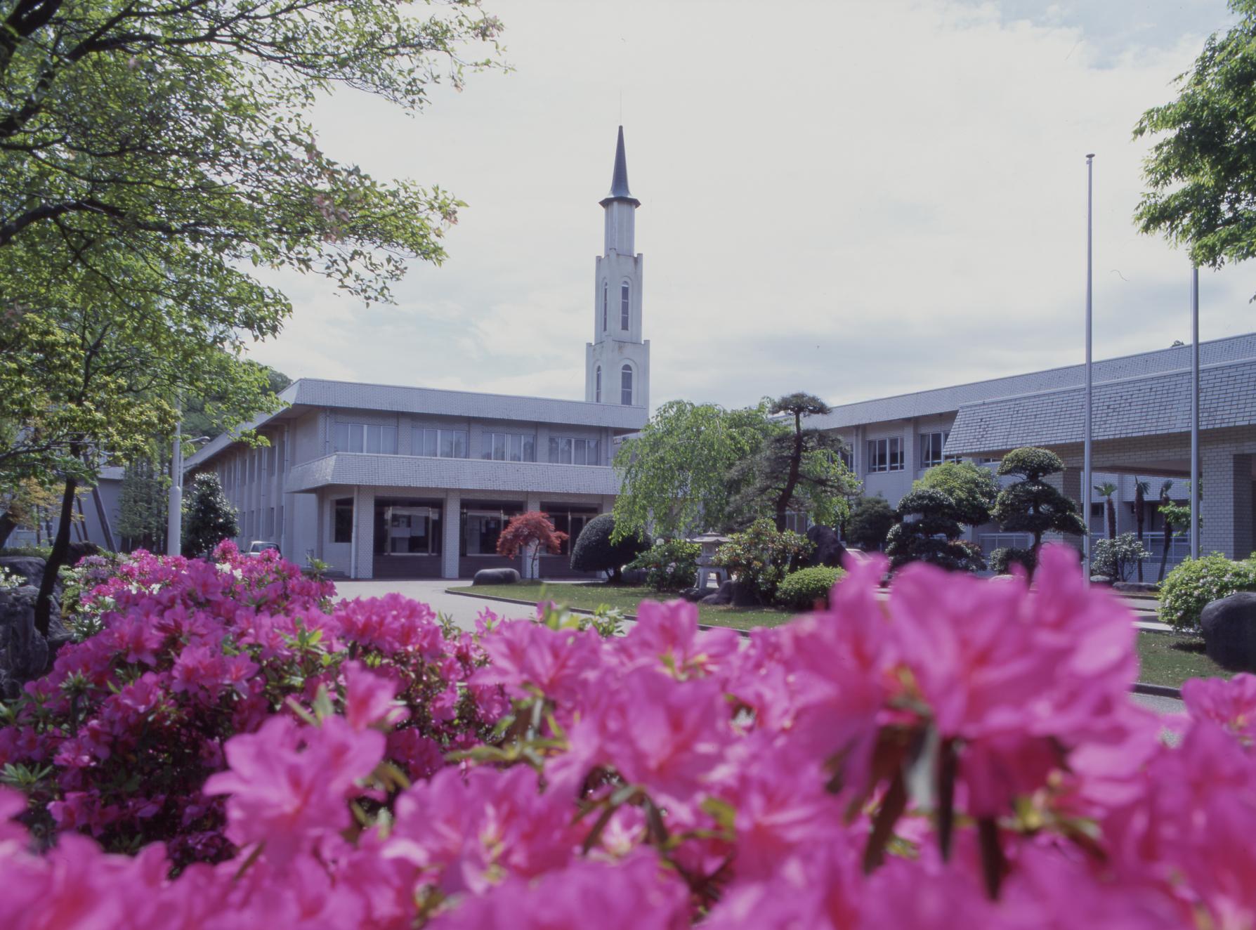 新川学びの森天神山交流館（通称「学びの森」）は富山県魚津市の天神山にある多目的施設です。