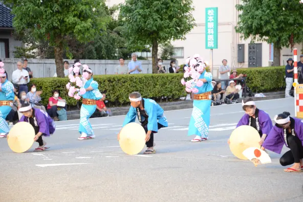 せり込み蝶六踊り街流し（じゃんとこい 魚津まつり）-1