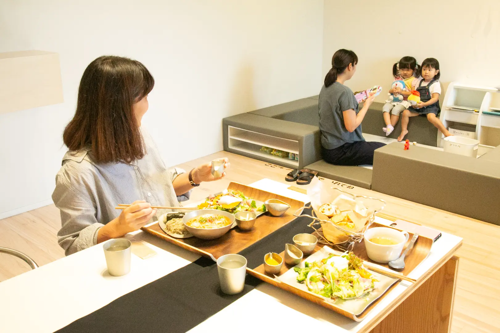 小さなお子様用のキッズスペースを設けた半個室席も