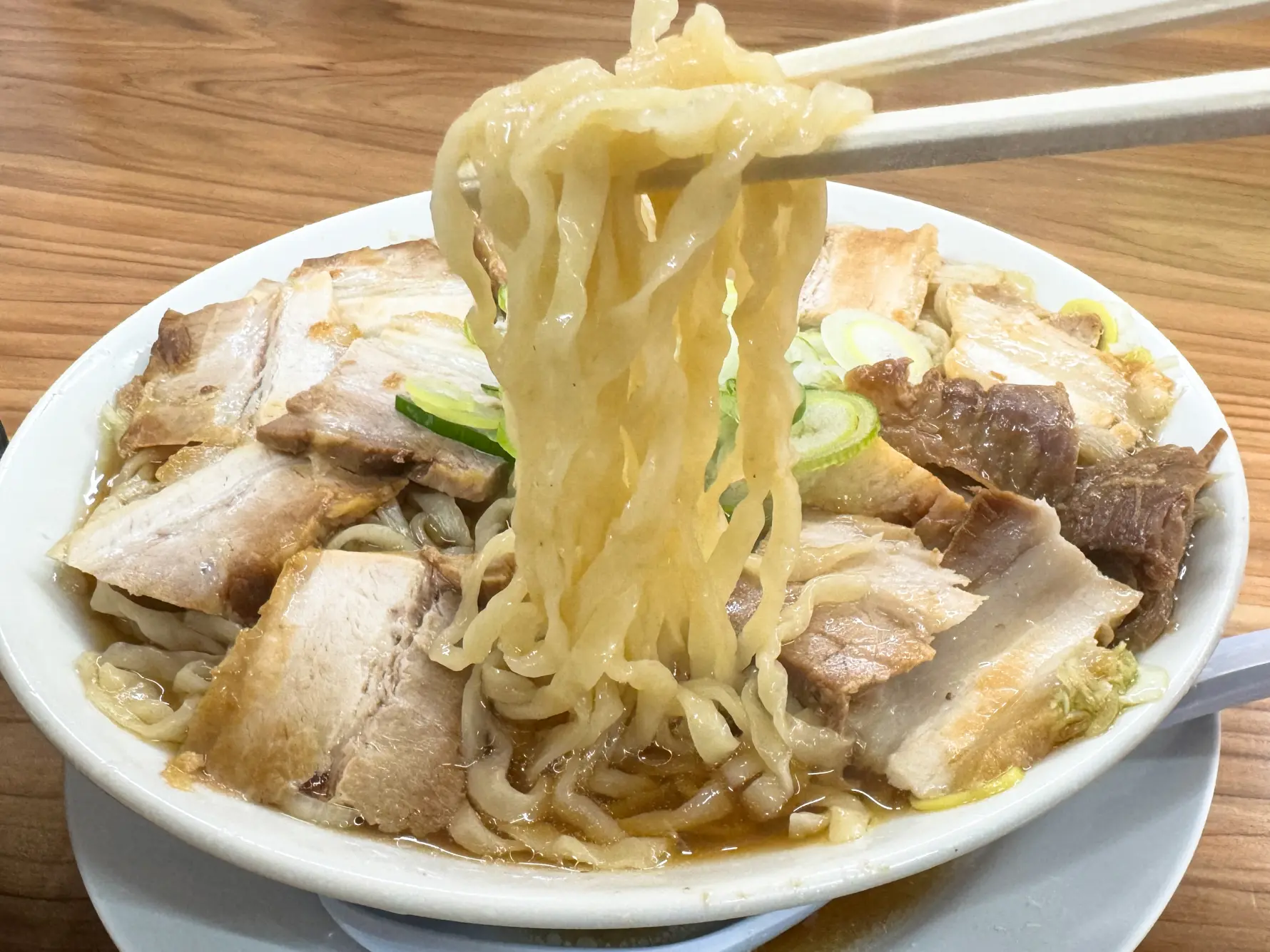 つるっと、やさしく「自家製平打ち麺」