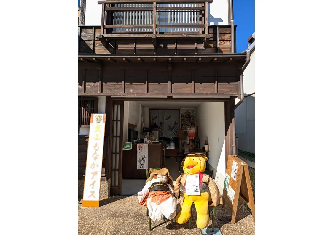 店の前のぬいぐるみが「営業中」のサインです