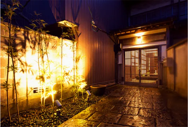 日本庭園があり、季節や潮風を感じながらリラックスしたひととき