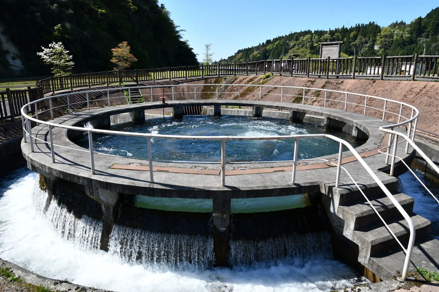 釈泉寺円筒分水槽-2