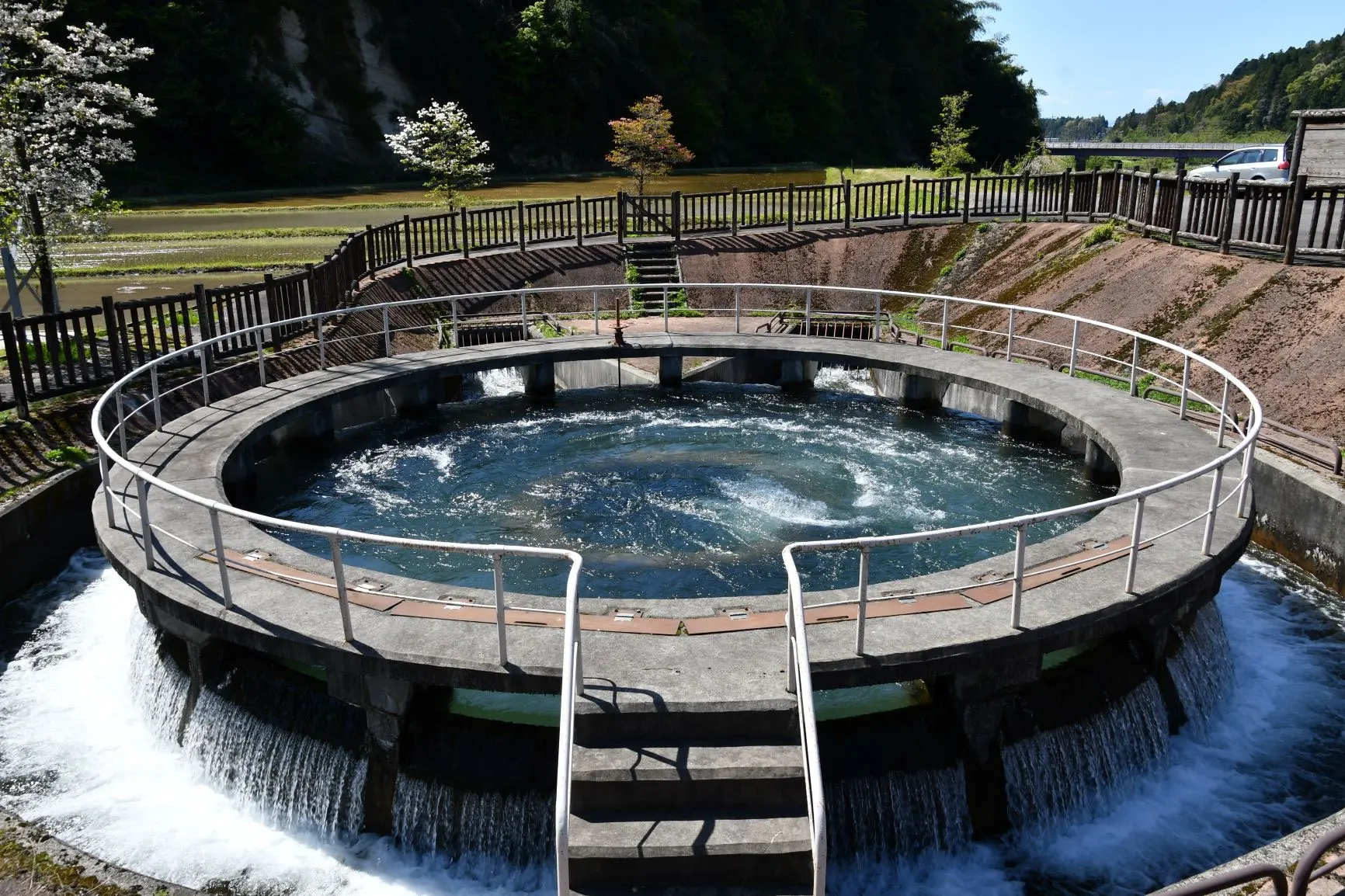 釈泉寺円筒分水槽-3
