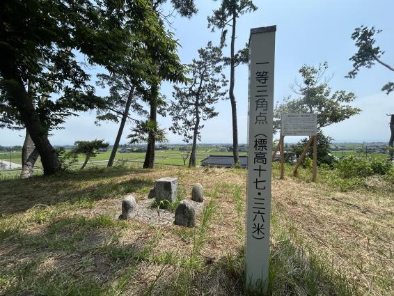 入善町にある園家砂丘の一等三角点-0