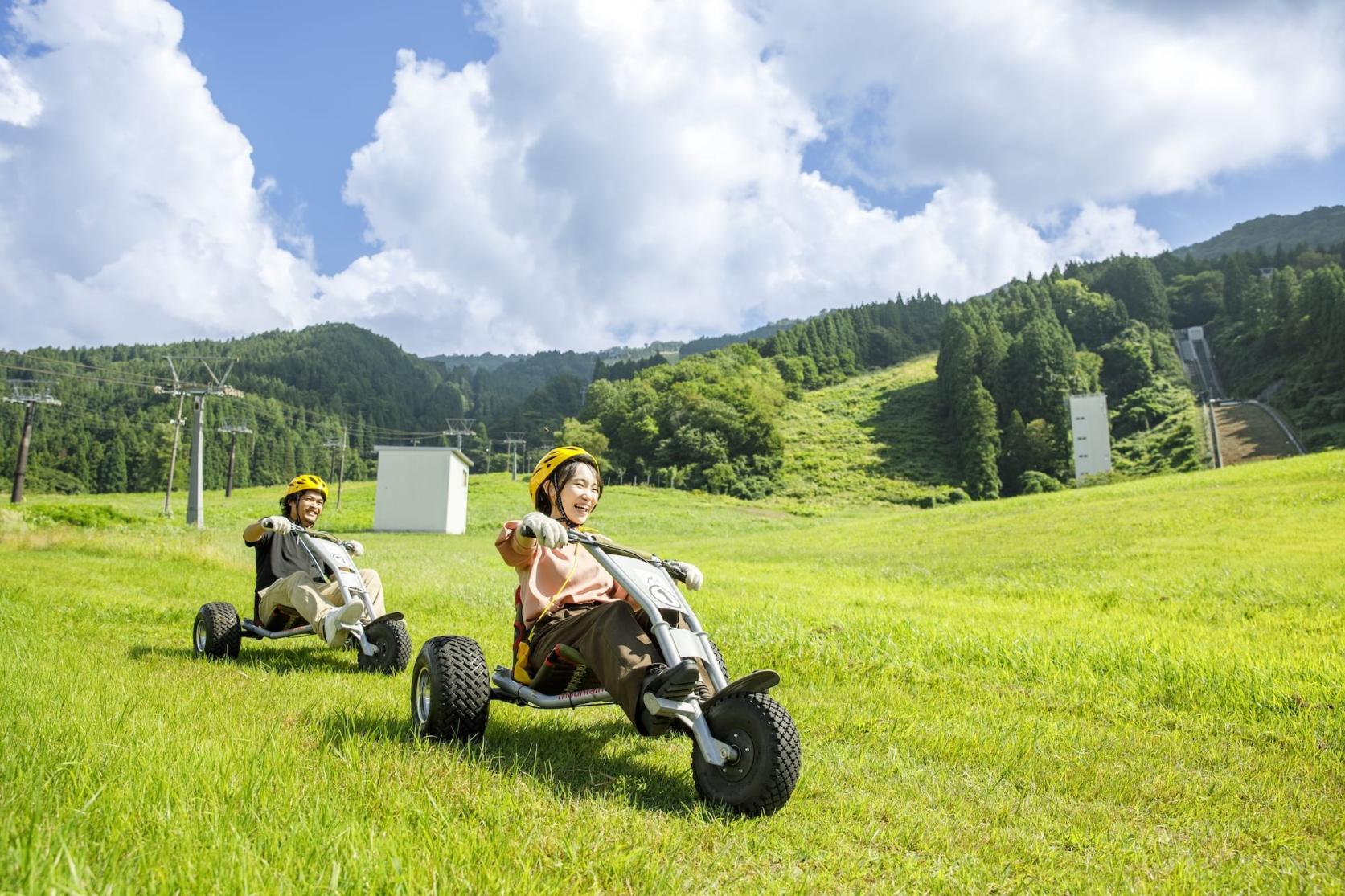ゲレンデを最高時速約50kmで駆け下りるアクティビティ