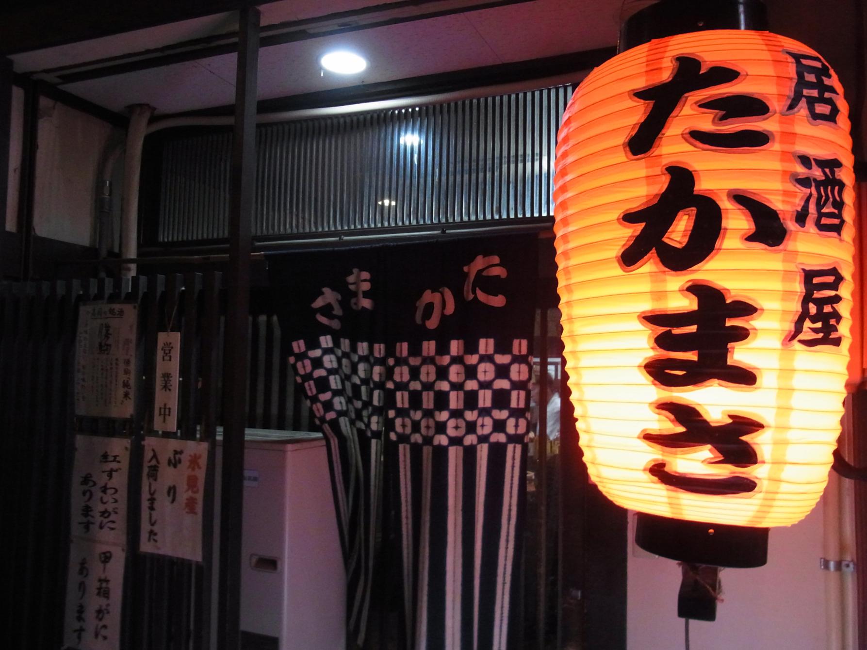 赤ちょうちんとのれんが目印