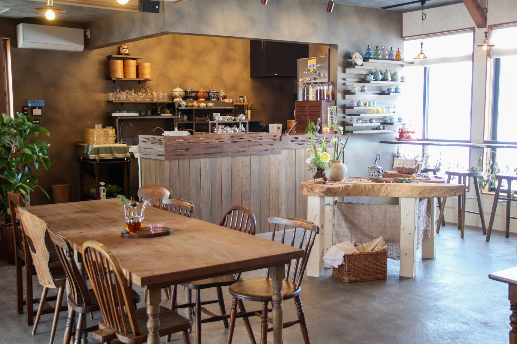 アンティーク家具や中国風の落ち着いた空間です。