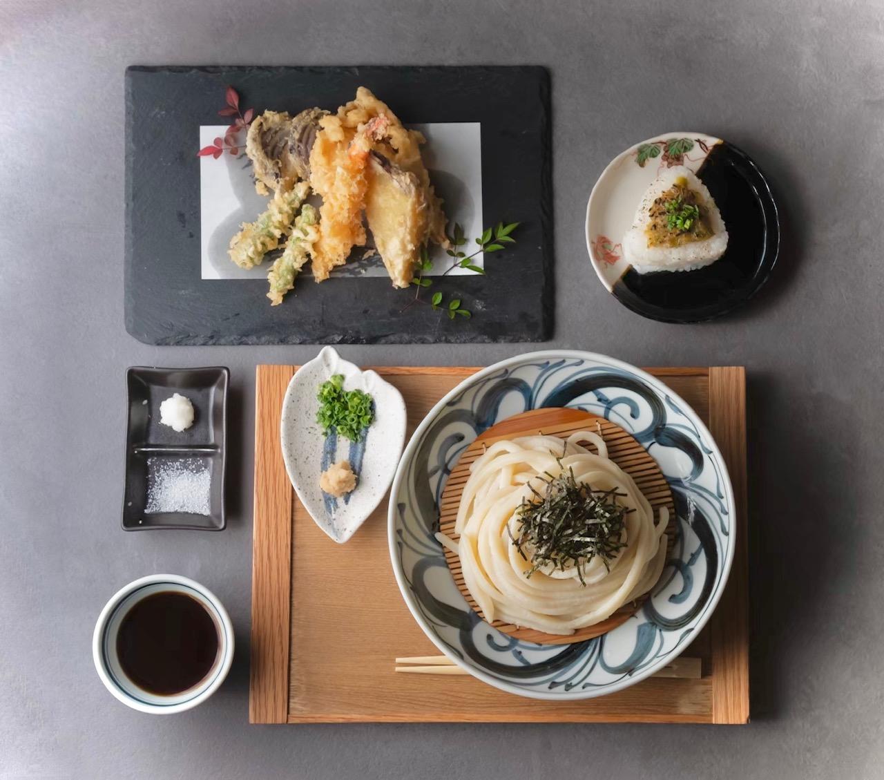 ザルとおにぎりと天ぷらのランチ