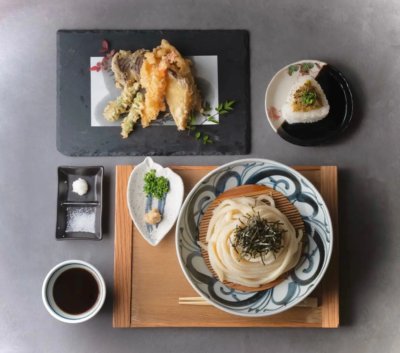ザルとおにぎりと天ぷらのランチ