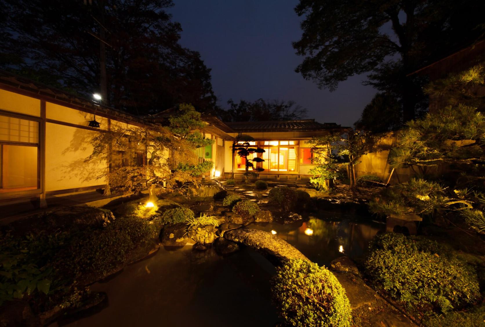 夜も美しい日本庭園