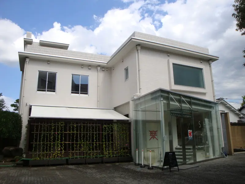 入口は白いモダンな建物