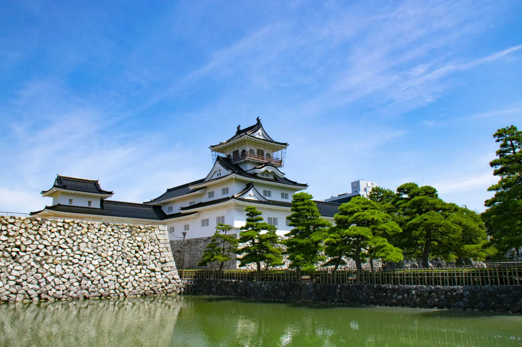 お濠と天守閣が印象的な緑豊かな公園です