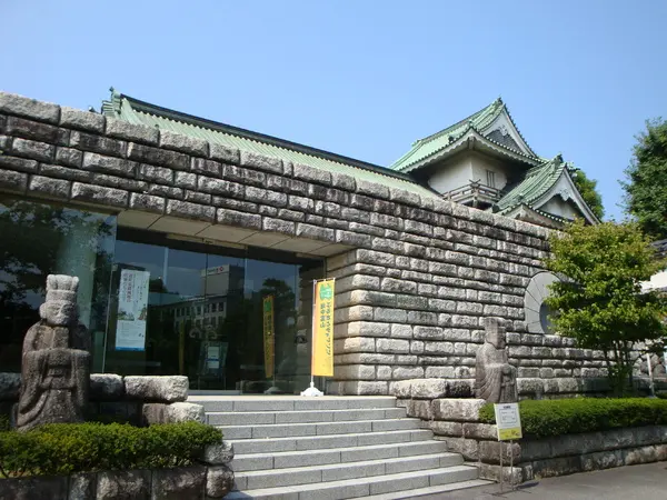 城址公園の景観にマッチした外観