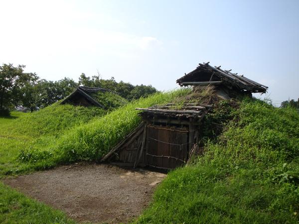 全国的に珍しい土ぶき屋根の竪穴住居