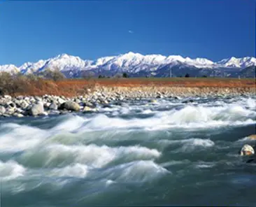 清流の向こうに立山連峰がくっきり