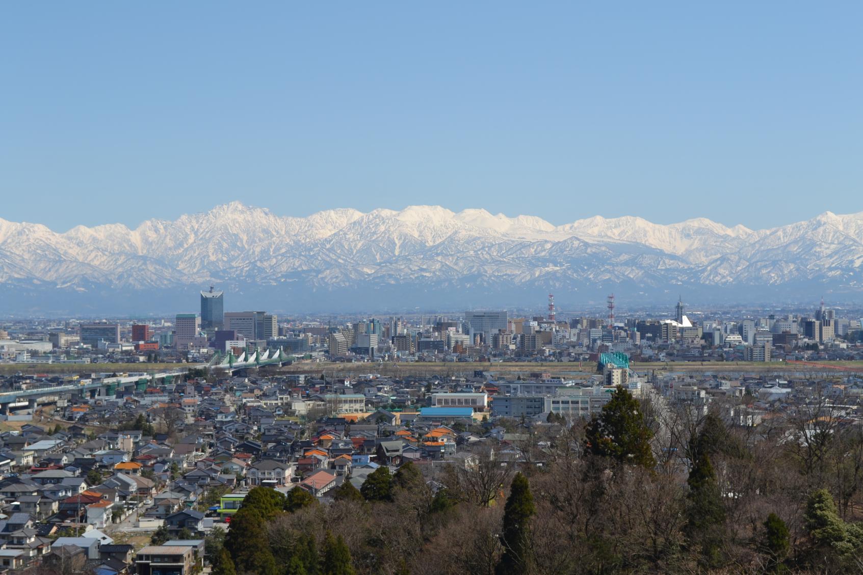 とやまビューポイント「呉羽山展望台 から見る 立山連峰と富山市街」