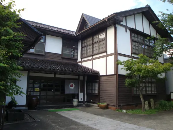 大正時代を思わせるレトロな外観