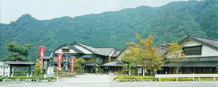 表は国道41号線、裏は神通峡の好立地